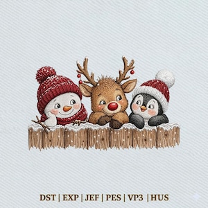 Puede incluir: Un diseño de bordado que muestra un muñeco de nieve con gorro rojo, un reno marrón con adornos rojos en la cornamenta y un pingüino con gorro rojo y blanco, tras una valla de madera. El texto inferior dice: DST | EXP | JEF | PES | VP3 | HUS.