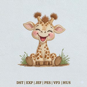 Puede incluir: Un diseño de bordado de una jirafa sonriente con manchas marrones, mejillas rosadas y orejas con mechones, sentada en hierba verde. El texto debajo dice DST | EXP | JEF | PES | VP3 | HUS, indicando los formatos de archivo digital disponibles para este patrón.