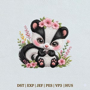 Op de afbeelding: Een borduurontwerp met een zwart-wit stinkdier met roze wangen, omringd door roze en gele bloemen. De tekst DST | EXP | JEF | PES | VP3 | HUS staat onderaan de afbeelding op een lichtblauwe, getextureerde achtergrond.