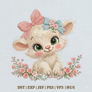 Op de afbeelding: Geborduurd ontwerp van een schattig lammetje met een roze strik en een blauwe strik met bloemen. Het lam heeft grote groene ogen en is omringd door roze bloemen. De afbeelding heeft onderaan de tekst "DST | EXP | JEF | PES | VP3 | HUS".
