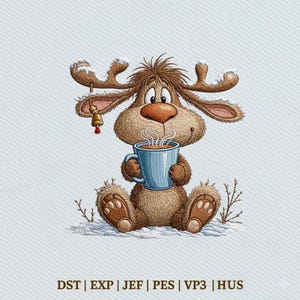 Peut inclure: Une illustration brodée d'un renne brun au pelage hirsute, avec de grands bois et une petite clochette suspendue à une oreille. Le renne est assis dans la neige et tient une tasse bleu clair d'où s'échappe de la vapeur. Texte : DST | JEF | JEF | PES | VP3 | HUS.