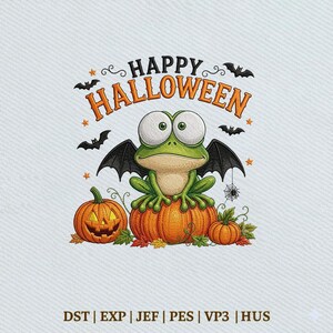 Puede incluir: Un diseño de bordado que muestra una rana verde de ojos grandes con alas de murciélago negras sentada sobre una calabaza naranja. El texto Happy Halloween está rodeado de pequeños murciélagos, estrellas naranjas y una telaraña con una araña.