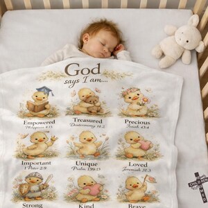 Puede incluir: Un bebé dormido en una cuna, cubierto por una manta blanca. La manta presenta ilustraciones de patitos con varios atributos y el texto "God says I am...". Un conejito de peluche descansa cerca.