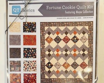 Fortune Cookie Quilt Collection – QT Fabrics – von Swirly Girls – mit Meow Coll – enthält 8 Stoffe für 60" x 70" Quilt und Muster