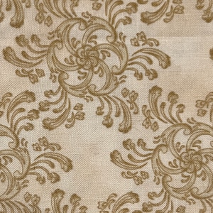 Peut inclure: Un tissu beige avec un motif floral brun. Le motif est un dessin répétitif de fleurs et de feuilles stylisées.