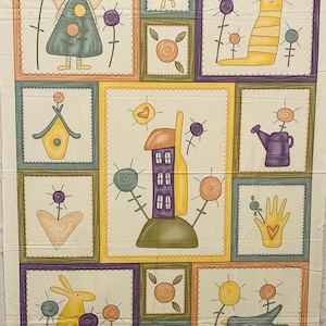 Może przedstawiać: Panel materiału z patchworkowym wzorem, przedstawiający fantazyjne ilustracje. Grafika zawiera kwiaty, kota, królika, dom i anioła, wszystkie oprawione w dekoracyjne obramowania. Paleta kolorów obejmuje odcienie żółtego, fioletowego i zielonego.