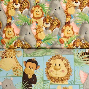 Op de afbeelding: Een kleurrijke stof met een herhalend patroon van verschillende knuffels, waaronder een giraffe, een leeuw, een olifant, een tijger en een aap. De dieren zijn geplaatst tegen een groene en blauwe achtergrond met bladeren.