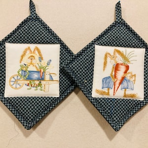 Ein Paar Topflappen mit skurrilen Hasen im Wagen - Karotten - Frühling - Hergestellt in den USA - Sofort versandfertig!
