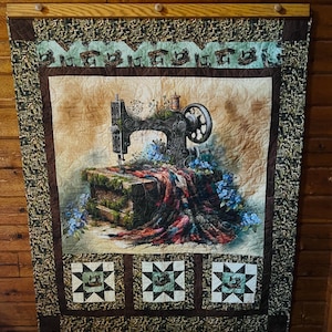 Tygpanel med texten "Glöm mig inte" av Marilyn Lee – Tryck med vintage-symaskin 90x113 cm bild 1