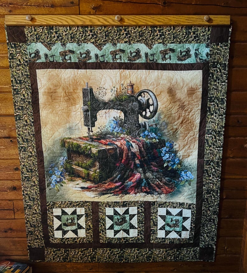 Tygpanel med texten "Glöm mig inte" av Marilyn Lee – Tryck med vintage-symaskin 90x113 cm bild 1