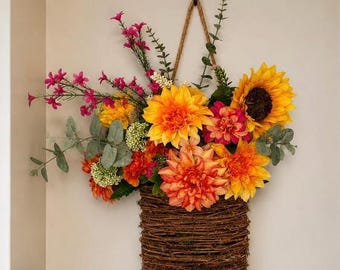 鮮やかなオレンジ、ピンク、黄色のシルクフラワーハンギングバスケット、夏の花柄の籐製ひまわりの屋内/屋外装飾、コテージ、ファームハウスの壁装飾