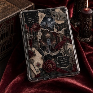 Puede incluir: Una funda transparente para tableta con un diseño de collage oscuro que incluye rosas rojas, una máscara de baile, un castillo gótico, una lámpara de araña y una llave antigua. El texto dice: the night knew her by name y some hearts bloom after midnight.