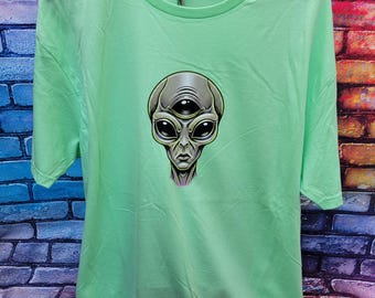 Camiseta con cabeza de alienígena