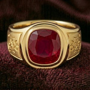 Anillo de sello de rubí para hombre / Anillo llamativo de rubí rojo talla cojín / Anillo con escudo real de oro amarillo de 14 quilates sobre plata