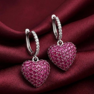 Pendientes de aro con corazón de rubí rojo, pendientes colgantes de corazón pavé chapados en oro blanco de 14k, pendientes de aro colgantes románticos de rubí rosa, regalo para ella.