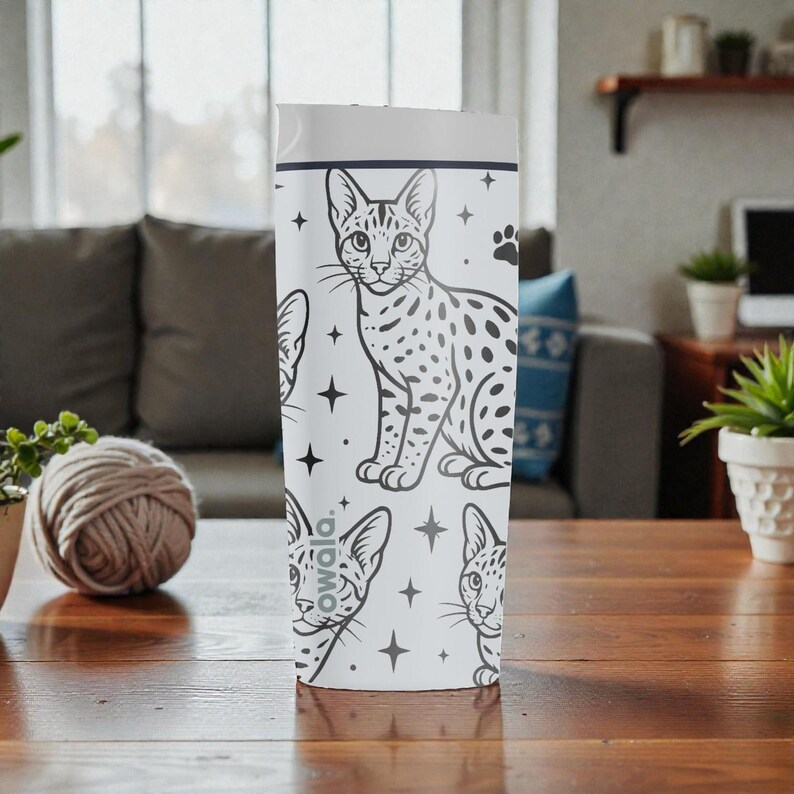 Savannah Cat Graverad Owala SmoothSip Slider Isolerad Rostfri Stålmugg – 355 ml 600 ml – Prickig Exotisk Kattmugg – Present till Kattälskare bild 5