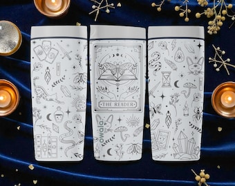 The Reader Tarot gravierter Owala SmoothSip Slider Becher - Witchy Mystic Laser graviertes Trinkgeschirr