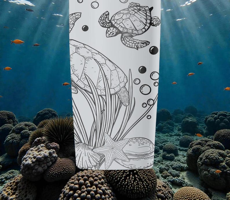 以下が含まれることがあります： 白いタンブラー。黒と白のイラストで、ウミガメ、泡、水生植物が描かれています。デザインにはヒトデと貝殻が含まれています。背景には、サンゴと魚がいる水中シーンが描かれています。