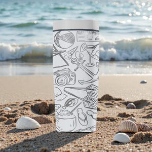 Op de afbeelding: Een witte reismok met een zwart-wit strandthema. Het ontwerp omvat een strandbal, camera, anker, cocktail en andere zomerelementen. De mok is cilindrisch en heeft een wit deksel.