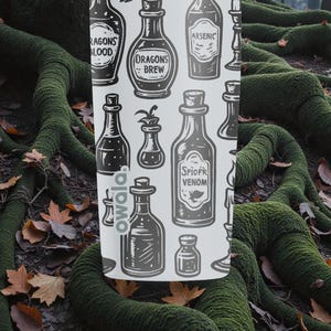 K&ouml;nnte beinhalten: Eine wei&szlig;e Wasserflasche mit einem sich wiederholenden Muster von Zaubertr&auml;nkeflaschen, die mit Namen wie "Drachenblut" und "Gift" beschriftet sind. Das Design ist in Schwarz und Wei&szlig; gehalten und hat einen Vintage-Apothekenstil. Die Flasche ist zylindrisch und hat einen schwarzen Deckel.
