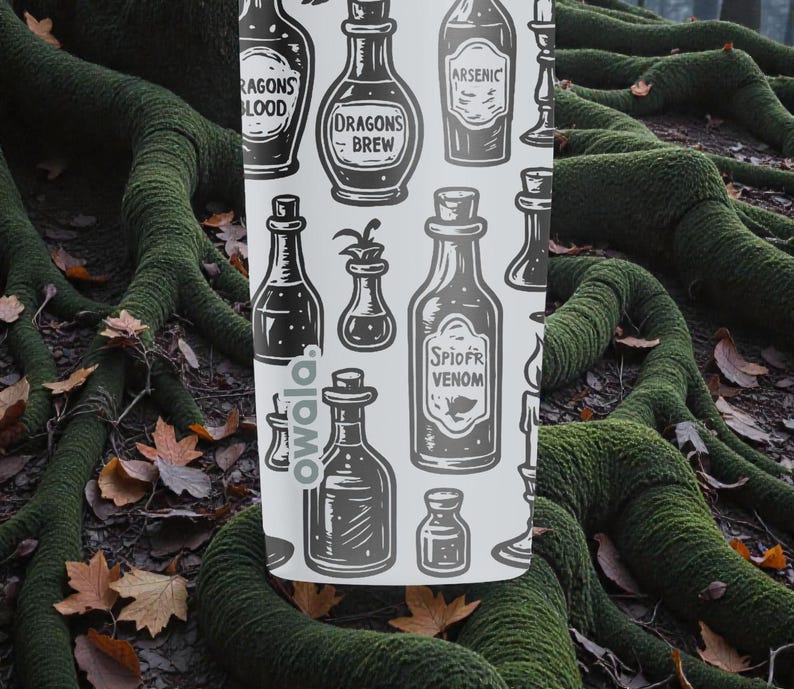 K&ouml;nnte beinhalten: Eine wei&szlig;e Wasserflasche mit einem sich wiederholenden Muster von Zaubertr&auml;nkeflaschen, die mit Namen wie "Drachenblut" und "Gift" beschriftet sind. Das Design ist in Schwarz und Wei&szlig; gehalten und hat einen Vintage-Apothekenstil. Die Flasche ist zylindrisch und hat einen schwarzen Deckel.