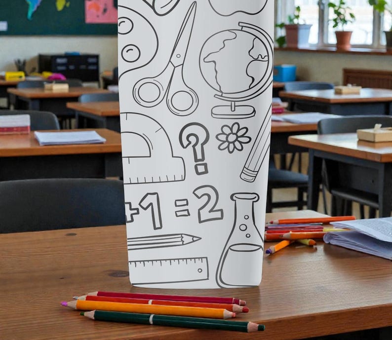 Op de afbeelding: Een witte etui met zwarte lijntekeningen van schoolartikelen, waaronder een schaar, een wereldbol en een liniaal. Verschillende kleurpotloden zijn op een houten bureau voor de etui geplaatst.