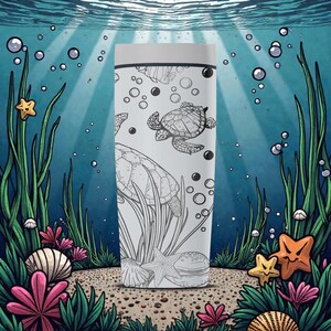 以下が含まれることがあります： 白のトラベルマグには、ウミガメ、魚、泡の白黒イラストが描かれています。マグには灰色の蓋があり、植物、ヒトデ、貝殻のある水中シーンを背景にしています。デザインは海のテーマです。