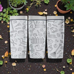 Puede incluir: Tres botellas de agua blancas con un dise&ntilde;o de garabatos con tem&aacute;tica de jard&iacute;n. Las botellas presentan ilustraciones de herramientas de jardiner&iacute;a, plantas y un peque&ntilde;o letrero que dice "Albahaca".