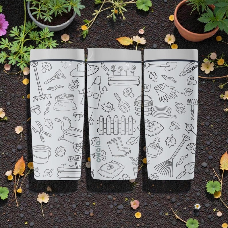 Puede incluir: Tres botellas de agua blancas con un dise&ntilde;o de garabatos con tem&aacute;tica de jard&iacute;n. Las botellas presentan ilustraciones de herramientas de jardiner&iacute;a, plantas y un peque&ntilde;o letrero que dice "Albahaca".