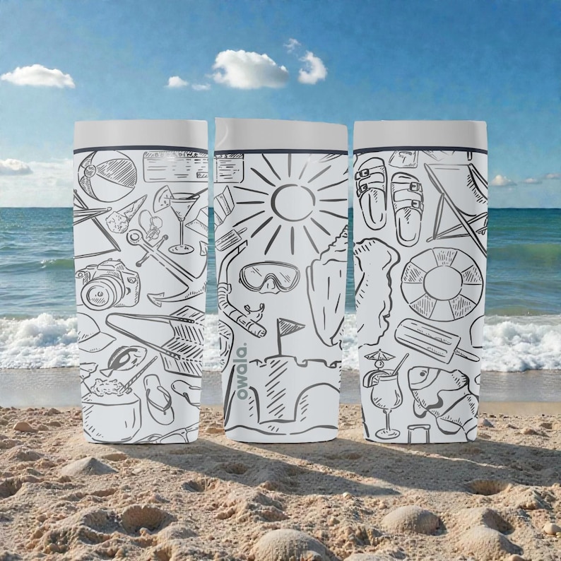 Op de afbeelding: Drie witte ge&iuml;soleerde bekers met grijze deksels, elk bedekt met zwarte lijntekeningen van zomerse vakantieartikelen. De ontwerpen omvatten een strandbal, camera, anker, zon, snorkel, slippers en een reddingsboei.