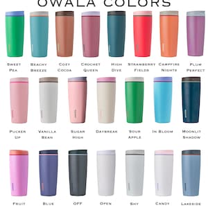K&ouml;nnte beinhalten: Eine Sammlung von Owala-Isolierwasserflaschen in verschiedenen Farben, darunter Gr&uuml;n, Blau, Rosa und Orange. Jede Flasche hat einen unterschiedlich farbigen Deckel und ein Etikett mit dem Owala-Logo und einem eindeutigen Namen. Der Text "OWALA COLORS" steht oben.