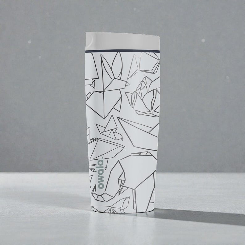 K&ouml;nnte beinhalten: Wei&szlig;er isolierter Reisebecher mit einem schwarzen Origami-Design mit V&ouml;geln, Blumen und einem Elefanten. Der Becher hat einen wei&szlig;en Deckel und der Markenname "owala" ist auf der Seite aufgedruckt. Zum Warm- oder Kalthalten von Getr&auml;nken.