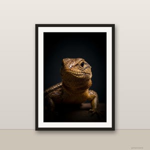 ビーズ細工のトカゲのウォールアート、写実的なビーズ細工のトカゲのプリント、動物の肖像画、印刷可能なデジタルダウンロード、ホームデコレーション
