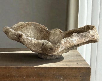 Skulpturale Obstschale aus Beton, handmodelliertes modernes rustikales Dekor, Wabi Sabi Stein inspiriertes Gefäß
