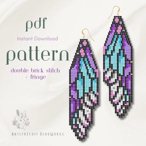 Puede incluir: Dos pendientes de cuentas con un diseño de ala de mariposa. Los pendientes están hechos con cuentas negras, moradas, azul claro, rosas y blancas. Los pendientes tienen ganchos dorados. La imagen también incluye el texto "pdf", "Descarga instantánea", "patrón", "puntada de ladrillo doble + flecos".