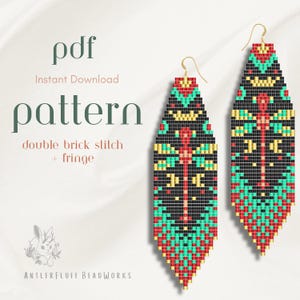 Puede incluir: Un par de pendientes de cuentas con un patrón geométrico negro, rojo, turquesa y dorado. Los pendientes tienen forma de lágrima con ganchos dorados. La imagen también incluye el texto "pdf pattern double brick stitch + fringe".