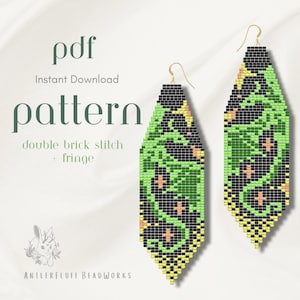 Puede incluir: Dos pendientes de cuentas con un patrón floral verde y negro, colgados de ganchos dorados. Los pendientes son un diseño de doble puntada de ladrillo con flecos. La imagen también incluye el texto "pdf Instant Download pattern double brick stitch + fringe".