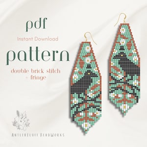 Puede incluir: Patrón PDF para pendientes de cuentas con diseño de cuervo. Los pendientes presentan un fondo turquesa con cuervos negros, flores blancas y detalles marrones. El texto de la imagen dice "pattern" y "double brick stitch + fringe."