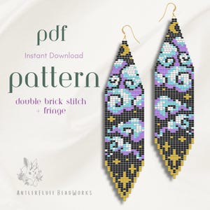 Puede incluir: Un par de pendientes de cuentas con un patrón geométrico en negro, dorado, morado y azul claro. Los pendientes son largos y en forma de lágrima, con ganchos dorados. La imagen incluye el texto "pdf pattern".