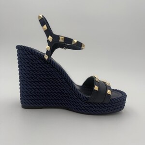 Sandalias de cuña Rockstud Rope de Valentino Garavani – Azul marino imagen 3