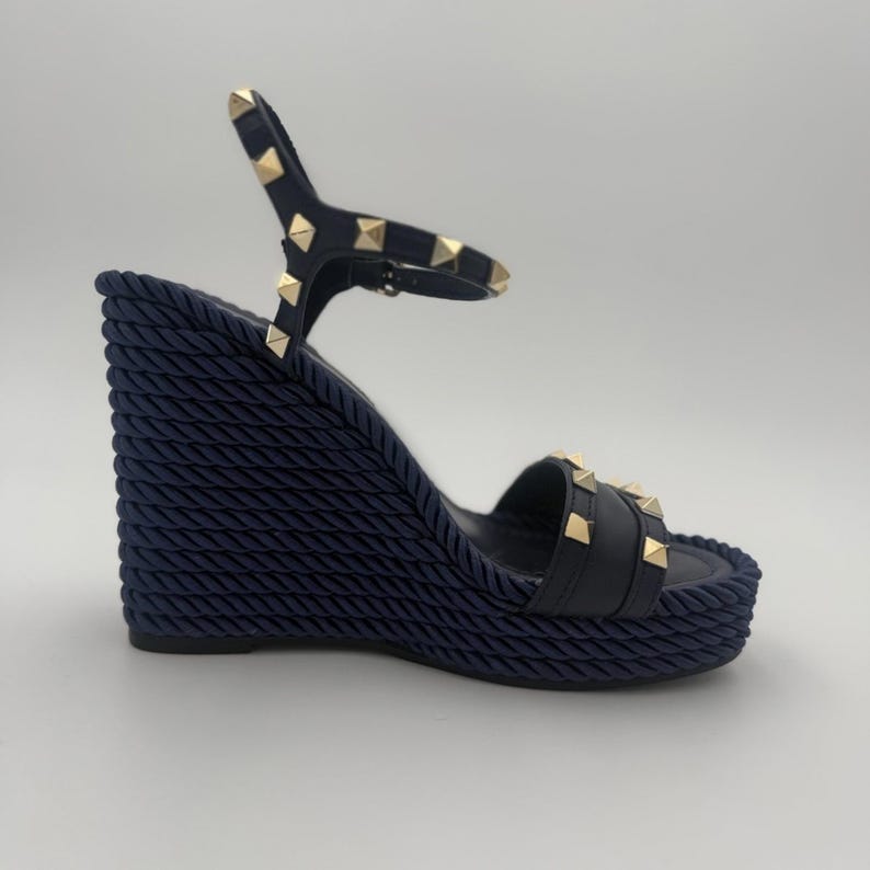 Sandalias de cuña Rockstud Rope de Valentino Garavani – Azul marino imagen 3