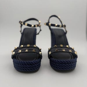 Sandalias de cuña Rockstud Rope de Valentino Garavani – Azul marino imagen 2