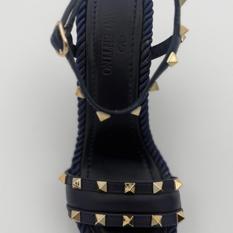 Sandalias de cuña Rockstud Rope de Valentino Garavani – Azul marino imagen 5