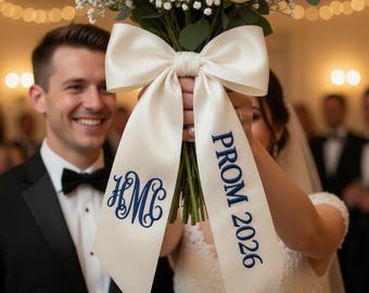 名入れ刺繍入りプロムブーケサッシュ、カスタムネームリボンボウ、モノグラムブーケラップ、彼女への卒業祝いギフト