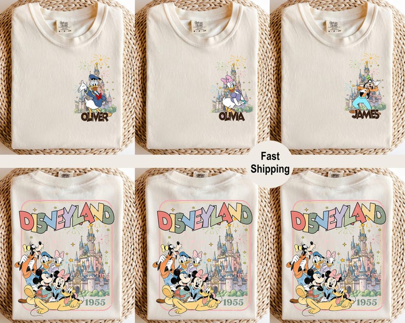 以下が含まれることがあります： ディズニーキャラクターのグラフィックが施されたクリーム色のTシャツ。上段には「Oliver」、「Olivia」、「James」と名前が入ったシャツがあります。下段には、ミッキーマウスと仲間たちが描かれた「Disneyland 1955」のデザインのシャツが表示されています。