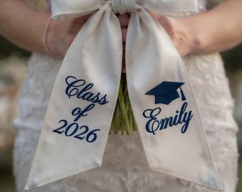 Banda para ramo de graduación bordada y personalizada, banda con monograma personalizado, cinta con nombre de graduación de la clase de 2026, regalo para ella.