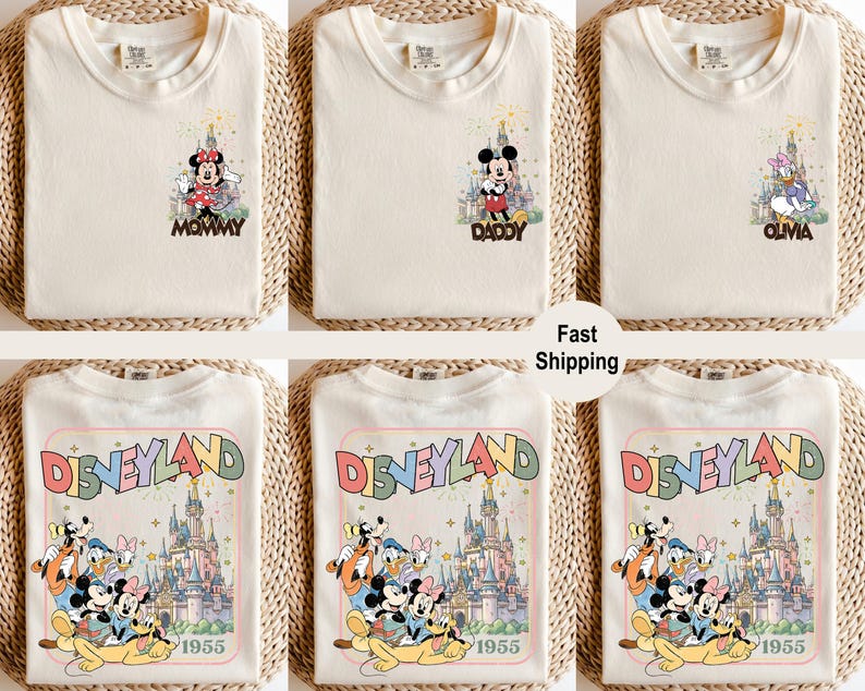 以下が含まれることがあります： クリーム色のTシャツ。ディズニーキャラクターのグラフィックが特徴です。1枚は「MOMMY」の文字とミニーマウス。もう1枚は「DADDY」の文字とミッキーマウス。3枚目は「OLIVIA」の文字とデイジーダック。下のシャツにはディズニーキャラクターと「DISNEYLAND 1955」が表示されています。