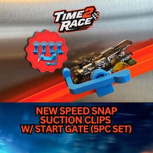 Könnte beinhalten: Ein Spielzeug-Autorennbahn-Setup mit einem silber-schwarzen Rennwagen, einem blauen Starttor und roten Saugnäpfen. Das Bild enthält den Text "TIME2 RACE" und "NEW SPEED SNAP SUCTION CLIPS W/ START GATE (5PC SET)".