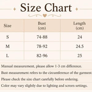 Puede incluir: Una tabla de tallas con el t&iacute;tulo "Size Chart". La tabla muestra las tallas S, M y L, con medidas de busto en cm y longitudes en cm. Se incluyen notas adicionales debajo de la tabla.