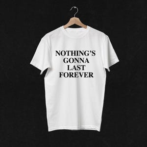 Camiseta com a letra da música "Nothing's Gonna Last Forever", estilo Hyperpop Y2K com estampa vintage e minimalista em fonte serifada clássica.